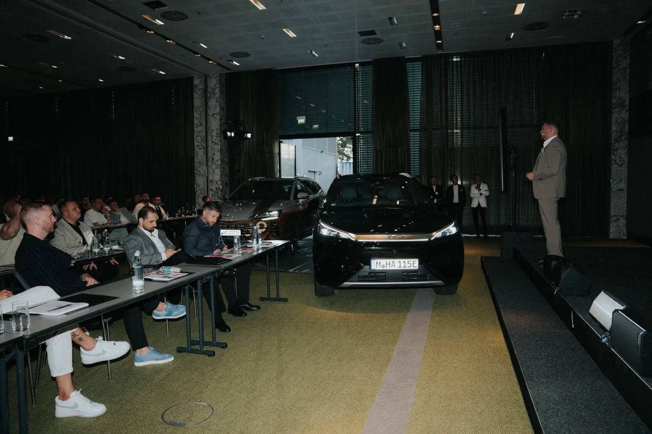 Gemeinsames Event von Harmony Auto und SOL-LIVING: Publikum im Saal, BYD-Fahrzeuge auf der Bühne