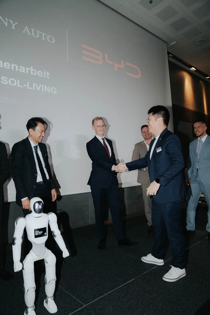 Handschlag auf der Bühne beim gemeinsamen Event
